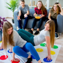 Twister igra za porodicu i prijatelje koji će se nezaboravno zabaviti.