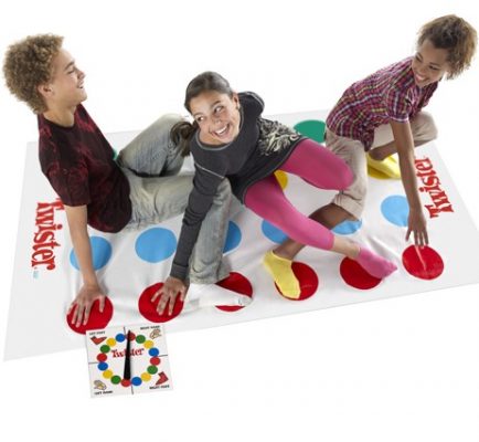 Twister društvena igra u vidu bele podloge na kojoj se nalazi 6x4 kruga u različitim bojama, zelene, žute, plave i crvene. Učesnici trebaju stati ili prekriti određenu boju prema pravilima igre.